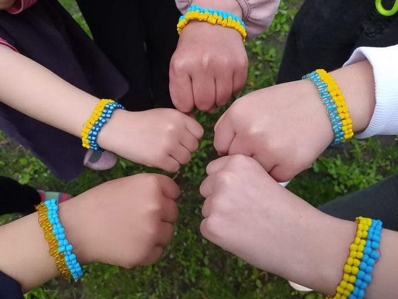 атріотичні браслети для наших героїв створені дитячими руками.