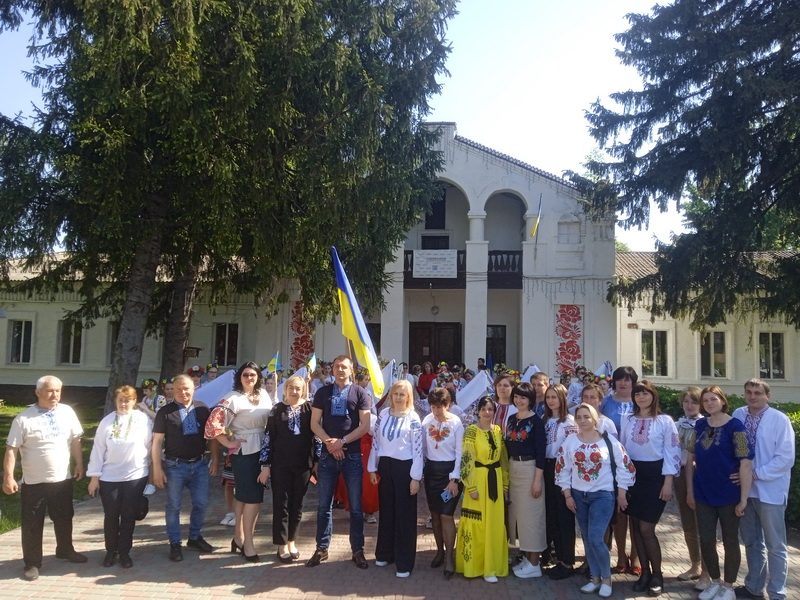 До Всесвітнього дня вишиванки колектив Савранської селищної ради перевдягнувся в українське національне вбрання.