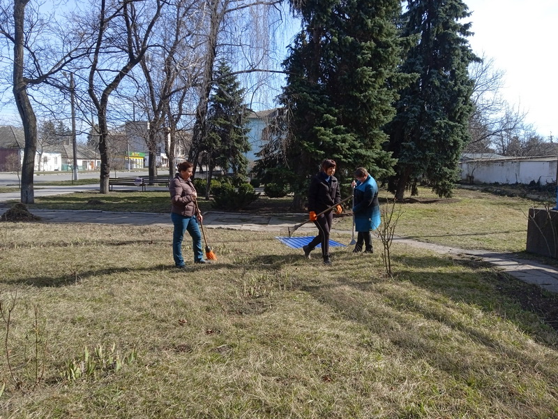 Тривають заходи з прибирання та впорядковування територій.