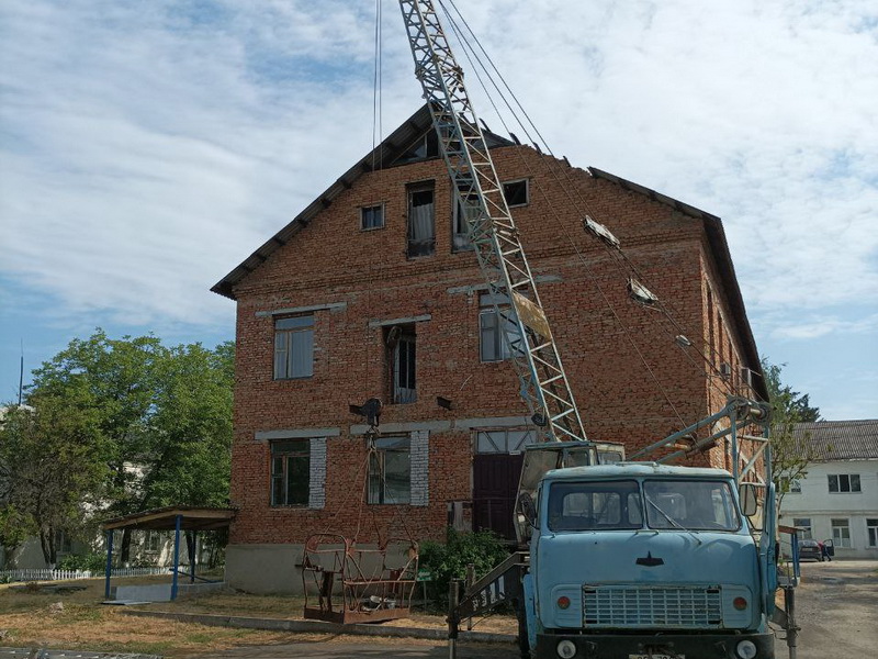 В КНП "Савранська лікарня" Савранської селищної ради тривають роботи з часткової заміни покрівлі та очистки водостічних труб.