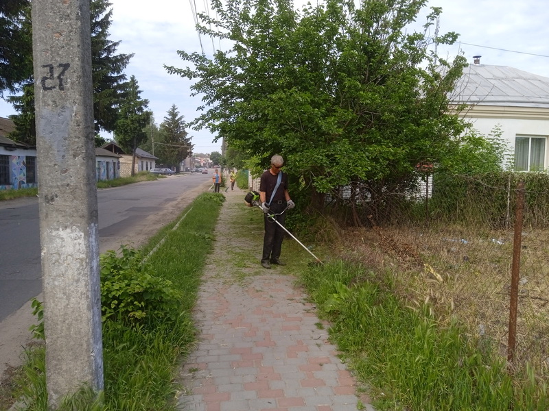 Працівники з благоустрою приводять до ладу вулиці громади.