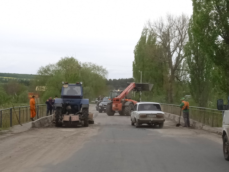 Ремонти доріг у громаді продовжуються.